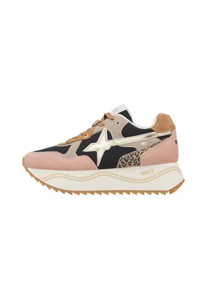 Sneaker con pannelli neri, rosa, beige e stampa leopardata, logo a stella metallico, suola bianca con onde beige e lacci marroni.