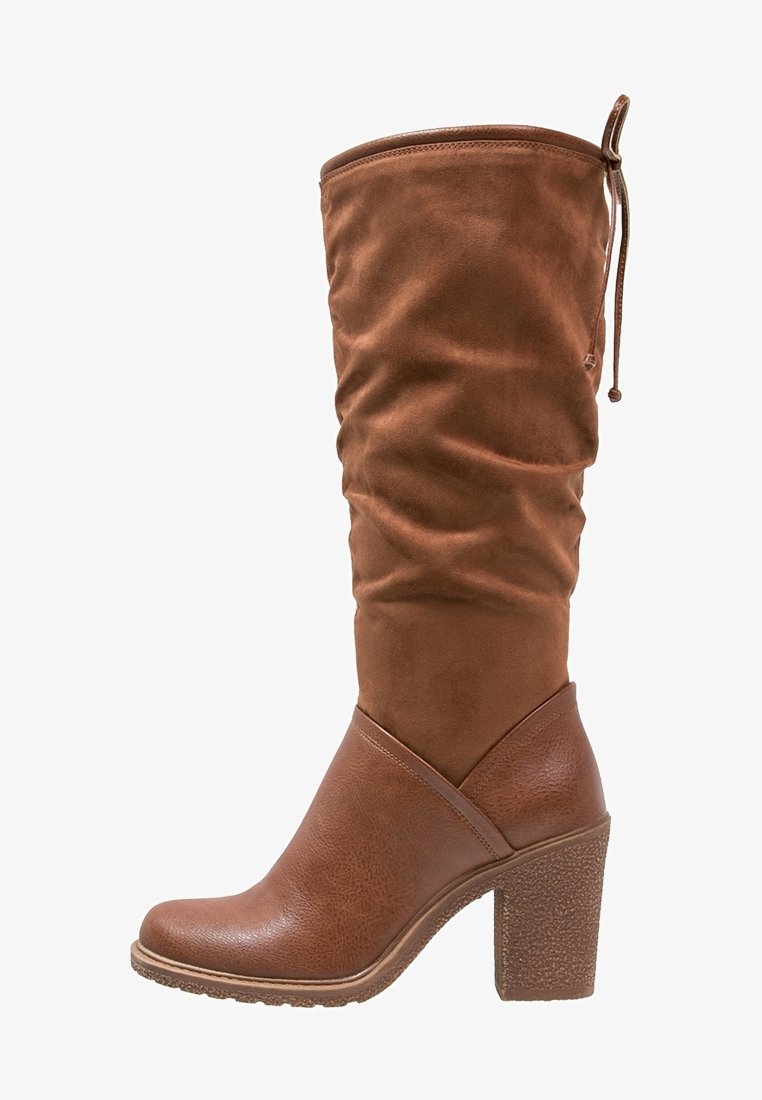 Bottes marron à talons avec une tige relâchée en matériau doux. Comprend une section inférieure texturée et un cordon décoratif en haut.