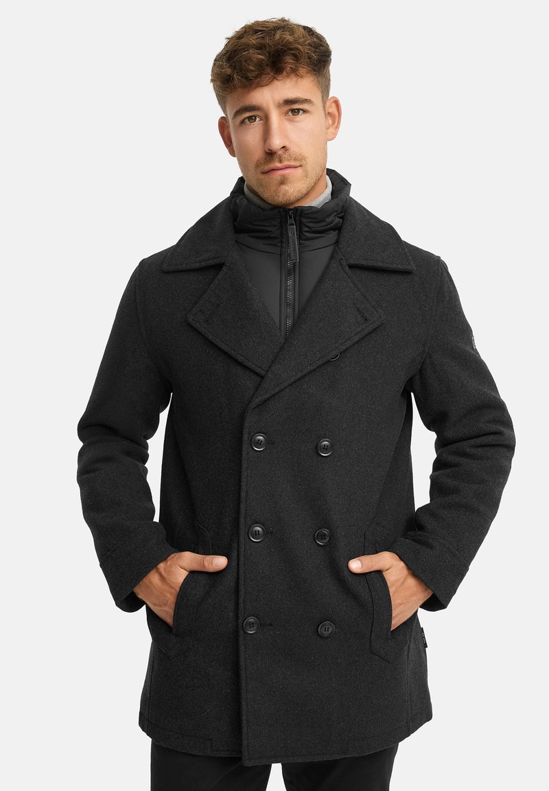 Sort uld peacoat med dobbeltbrystet design, store revers og to forlommer. Har et lynlåslukket indre lag for ekstra varme.