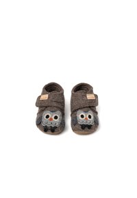Pantofole in feltro marrone con applicazione di gufo sulle punte, fascia in Velcro per fissarle, design di gufo grigio e bianco, materiale morbido, forma arrotondata.