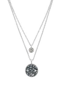 Collar de múltiples capas en tono plateado que presenta un colgante redondo con piedras negras y transparentes, y una gema redonda transparente más pequeña en la parte superior.