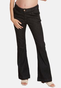 Zwarte flare zwangerschapsjeans van denim met voorzakken, een knoopsluiting en een zachte tailleband voor extra comfort.