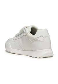 Sneaker bianco con tomaia liscia simile alla pelle, cinturino regolabile, dettagli testurizzati e suola in gomma con motivi esagonali.