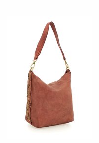 Borsa a spalla in pelle marrone con una forma morbida, dotata di hardware dorato e cuciture decorative lungo un lato. Texture liscia in tutto il suo aspetto.