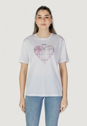 T-shirt bianco in cotone con una grafica a cuore a quadri rosa e il logo "LIU JO" sopra. Le maniche corte e il collo rotondo completano il design.