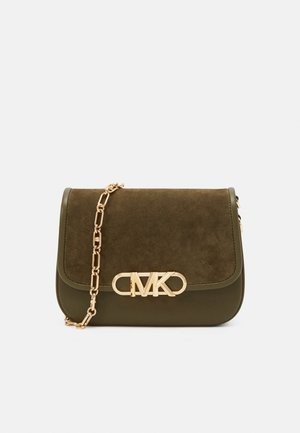 Sac à bandoulière en cuir et daim vert olive avec chaîne dorée et fermoir logo MK doré sur le rabat avant.