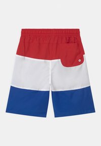 Bañadores rojo, blanco y azul con cinturilla elástica, que cuentan con un bolsillo trasero y una tela suave y ligera.