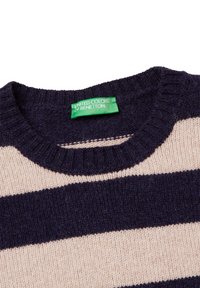 Prążkowany sweter dziany z dekoltem w kolorze granatowym i beżowym z zieloną metką United Colors of Benetton wszytą wewnątrz kołnierza.