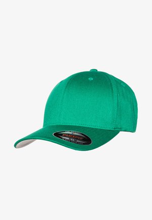 Grønn baseballcap med strukturert design, flat skygge, og Flexfit-merking. Stoffoverflaten ser glatt ut; har kontrastfarge under skyggens bunn.