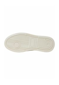 Semelle de chaussure en caoutchouc blanc avec un motif de grip texturé, accent circulaire et zone de renfort rectangulaire, conçue pour l'adhérence et le soutien.