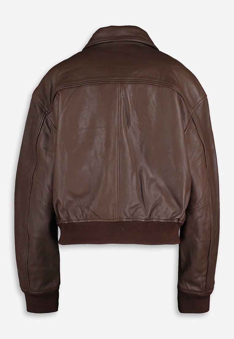 Giubbotto bomber in pelle marrone scuro con polsini e vita a coste, mostrato da dietro su uno sfondo chiaro e semplice.