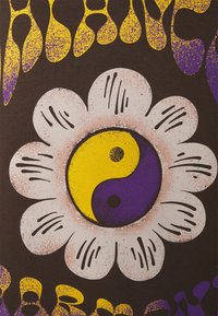 Simbolo yin-yang in giallo e viola all'interno di una margherita bianca con accenti neri su uno sfondo marrone scuro con forme astratte gialle e viola.