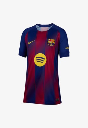 Camiseta del FC Barcelona en rayas rojas y azules, hecha de tejido transpirable. Presenta el logo de Nike, un círculo del patrocinador Spotify y el escudo del club.