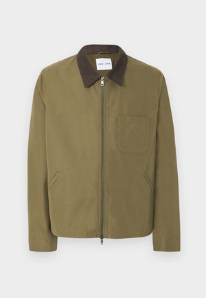 Veste zippée vert olive avec col marron foncé, poche poitrine à gauche et deux poches latérales, présentée sur fond blanc.