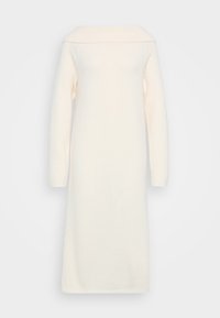 Strikket kjole i mykt kremfarget stoff, med off-shoulder halslinje, lange ermer og en rett silhuett som faller under kneet.
