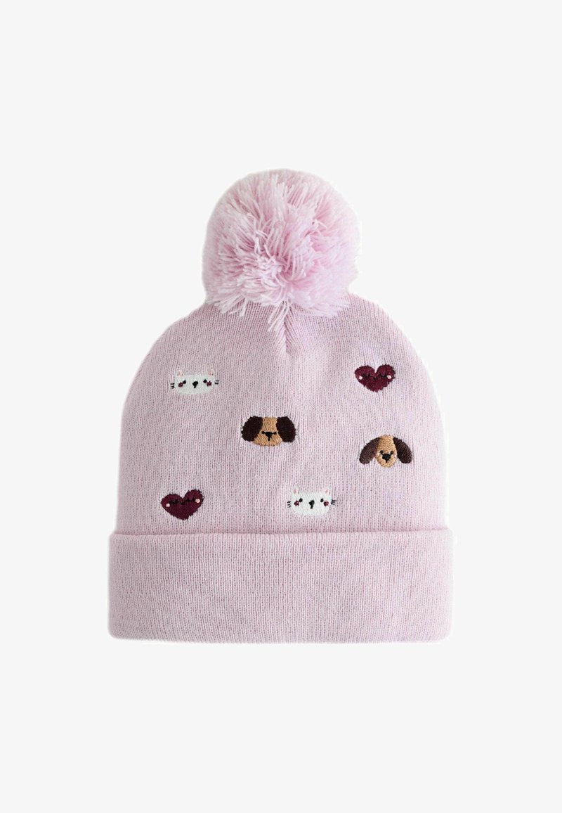 Różowa, dziana czapka z puszystym pomponem na górze, zdobiona haftowanymi twarzami psa i kota oraz motywami serc w różnych kolorach.