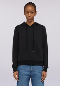 Svart hoodie med snörning, ribbade ärmslut och nederkant. Tillverkad av mjukt tyg, har en klassisk passform utan mönster eller logotyper.