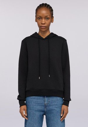 Schwarzer Kapuzenpullover mit Kordeln, gerippten Bündchen und Saum. Hergestellt aus weichem Stoff, verfügt über eine klassische Passform ohne Muster oder Logos.