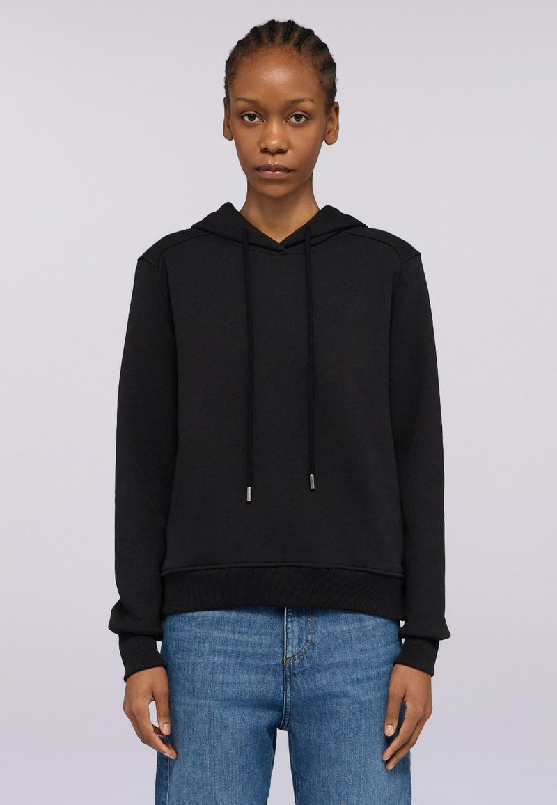 Svart hoodie med snörning, ribbade ärmslut och nederkant. Tillverkad av mjukt tyg, har en klassisk passform utan mönster eller logotyper.