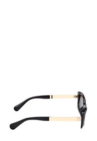 Solsikker med sorte plastiske rammer, gyldne accenter på armene og mørke linser. Har et dristigt vinklet design og en glat overflade.
