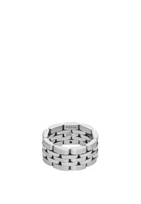 Pulsera de acero inoxidable con eslabones entrelazados, acabado pulido y detalles grabados "FOSSIL" y "STEEL" en la parte interna de la banda.