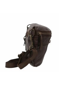 Borsa a tracolla in pelle marrone con finitura testurizzata, zip laterale, tracolla regolabile e dettagli in ottone. Forma compatta e rettangolare.