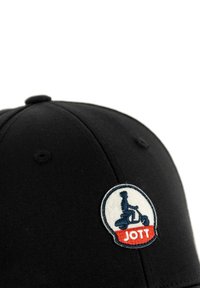 Gorra de béisbol negra con un logo redondo bordado que presenta un patinete, acentos en azul y rojo, y un acabado de tela texturizada.