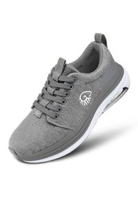 Grijze sportSchoen van viltmateriaal, met een witte zool, klassiek vetersluiting ontwerp en een logo aan de zijkant. Air cushioning in de hiel.