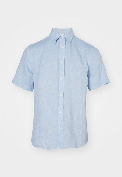 Svetlo modra kratka srajca z gumbi, izdelana iz lanu, z običajnim ovratnikom, sprednjim zapiranjem na gumbi in gladko, teksturirano površino.