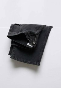 Musta denimistä valmistetut taitetut farkut, joissa on nappi, vetoketju ja vyötäröllä näkyvä merkki. Sileä pinta ja klassinen istuvuus.