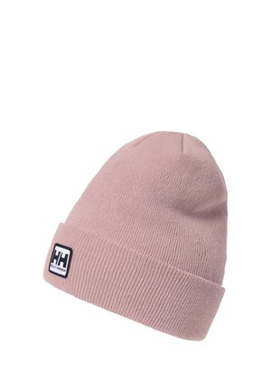 Gorro de punto rosa claro con puño doblado y una parche rectangular blanco y negro con el logotipo de Helly Hansen en el puño.