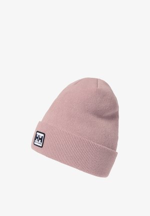 Gorro de punto rosa claro con puño doblado y una parche rectangular blanco y negro con el logotipo de Helly Hansen en el puño.