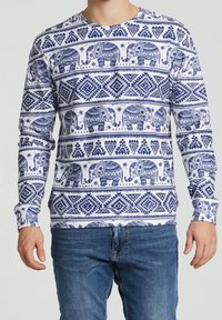 Lange mouw T-shirt met een witte achtergrond, een blauwe olifant en een geometrisch patroon, gemaakt van een lichtgewicht, zachte stof.