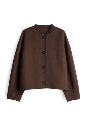 Braune Wolljacke mit Knöpfen, langen Ärmeln, runder Ausschnitt und zwei Seitentaschen vor weißem Hintergrund.