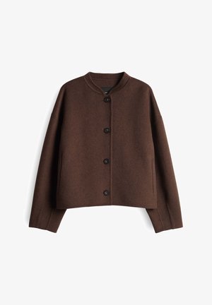 Braune Wolljacke mit Knöpfen, langen Ärmeln, runder Ausschnitt und zwei Seitentaschen vor weißem Hintergrund.