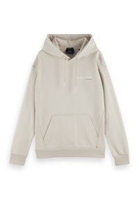 Sudadera beige con capucha ajustable, bolsillo canguro, puños y dobladillo acanalados, y un pequeño logo impreso en el pecho. Textura de tela suave.