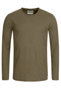 Olijfgroene katoenen T-shirt met lange mouwen, ronde halslijn, zachte textuur, normale pasvorm met minimale stiksels en een klein logoaccent aan de onderrand.