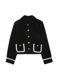 Veste noire courte avec des boutons argentés, deux poches avant bordées d'un passepoil blanc, et un passepoil blanc assorti aux poignets.