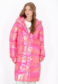 Rózsaszín puffasztott kabát fényes, irizáló felülettel. Tartalmaz kapucnit, bordázott mandzsettát és patentgombokat az oldalon. Könnyű és steppelt kialakítás.