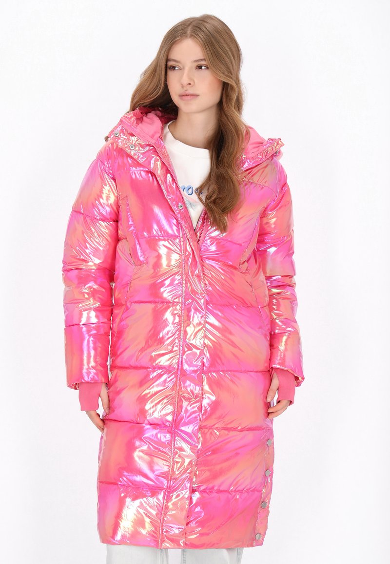 Rózsaszín puffasztott kabát fényes, irizáló felülettel. Tartalmaz kapucnit, bordázott mandzsettát és patentgombokat az oldalon. Könnyű és steppelt kialakítás.