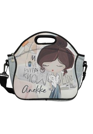 Bolsa con ilustración de una niña con ojos cerrados, cabello oscuro recogido en un moño, vistiendo una camisa blanca y falda azul, con texto y el nombre "Anekke".