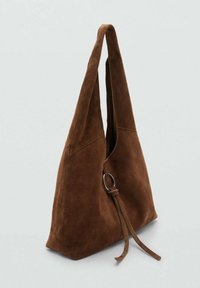 Brun mockaskinn axelväska med en triangel-form, som har ett stort urtag och en silverringdetalj, kompletterad med en matchande tofs.