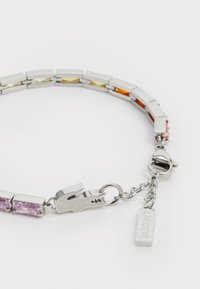 Bracelet en argent avec des maillons rectangulaires ornés de pierres précieuses colorées en rose, jaune et orange. Comprend un fermoir lobster et une étiquette de marque.