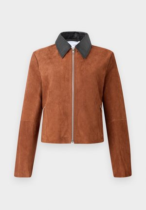 Bruin suède cropped jack met een zwart leren puntkraag, een rits aan de voorkant en lange mouwen. Soepele textuur met minimale ontwerpdetails.