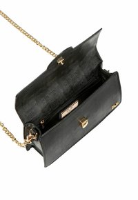 Zwarte leren handtas met een gestructureerd oppervlak, gouden hardware en een kettinghengsel. Geopende weergave toont interieurcompartimenten en een merklabel.