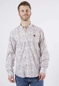 Chemise à manches longues pour homme en tissu léger avec un motif floral en bleu, marron et crème ; présente un devant à boutons et un logo sur la poitrine.