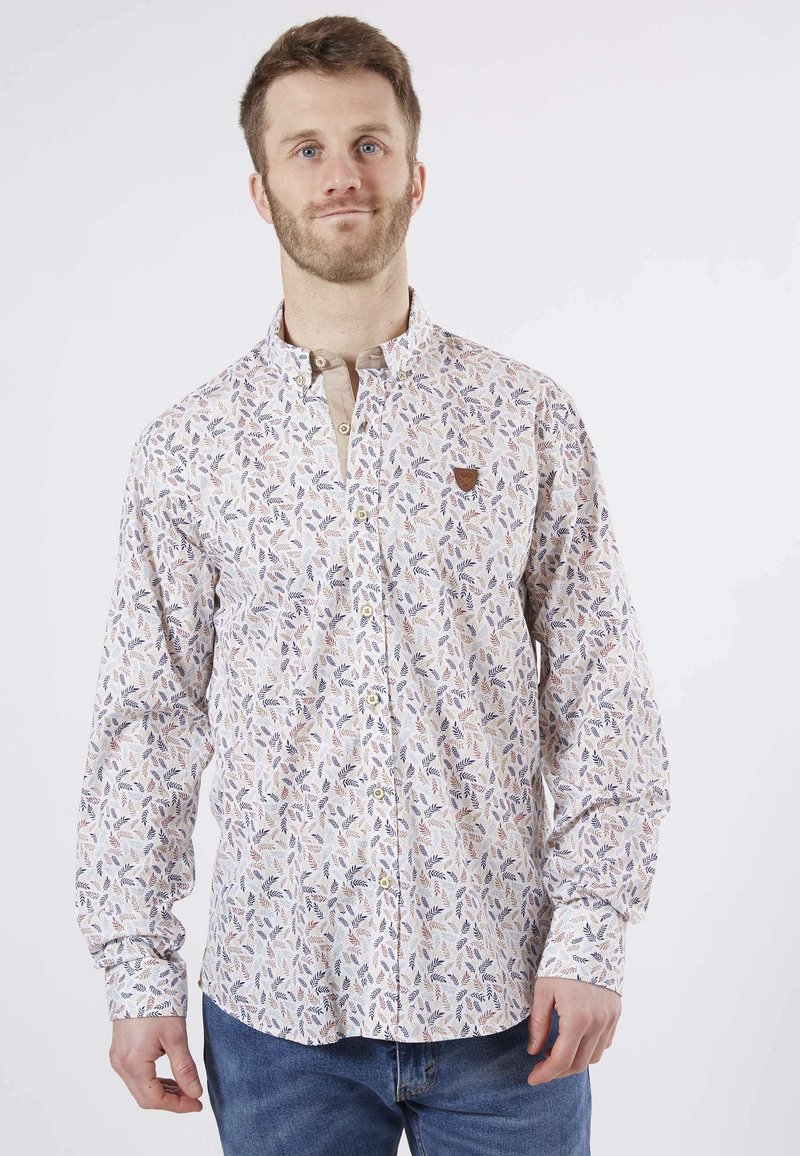 Chemise à manches longues pour homme en tissu léger avec un motif floral en bleu, marron et crème ; présente un devant à boutons et un logo sur la poitrine.