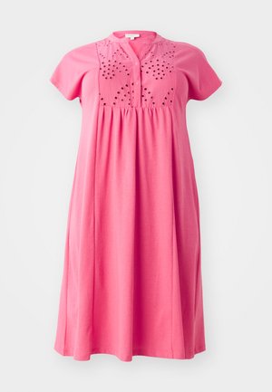 Robe en coton rose à manches courtes, col boutonné et détails découpés décoratifs sur le bodice, forme évasée en A jusqu'à l'ourlet.