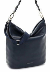 Sac à bandoulière en cuir souple bleu marine avec poignée tressée, bandoulière en tissu réglable et ferrure argentée, marqué "SURI FREY" à la base.