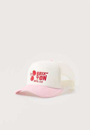 Valkoinen ja vaaleanpunainen verkkoinen trucker-lippis, jonka etupaneelissa on punainen "Brixton MFG. CO" -teksti ja tikkauksella tehty kirsikkakuva.